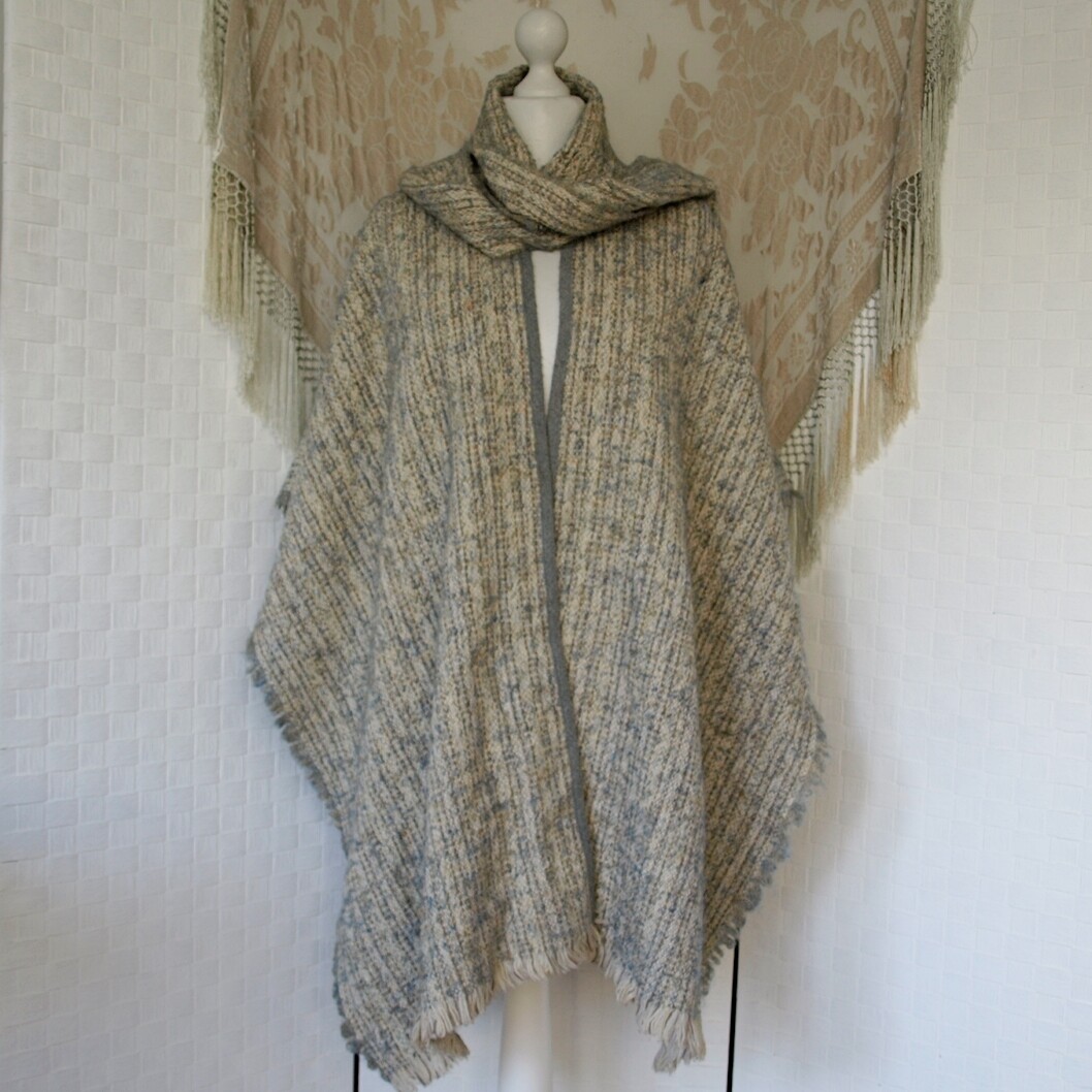 Ladies Vintage Thornhill Hand Weavers Grey Wool Wrap & Scarf