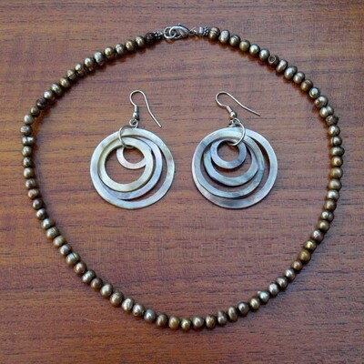 Ladies Short Copper Pearl Necklace & Shell Hoops Earrings