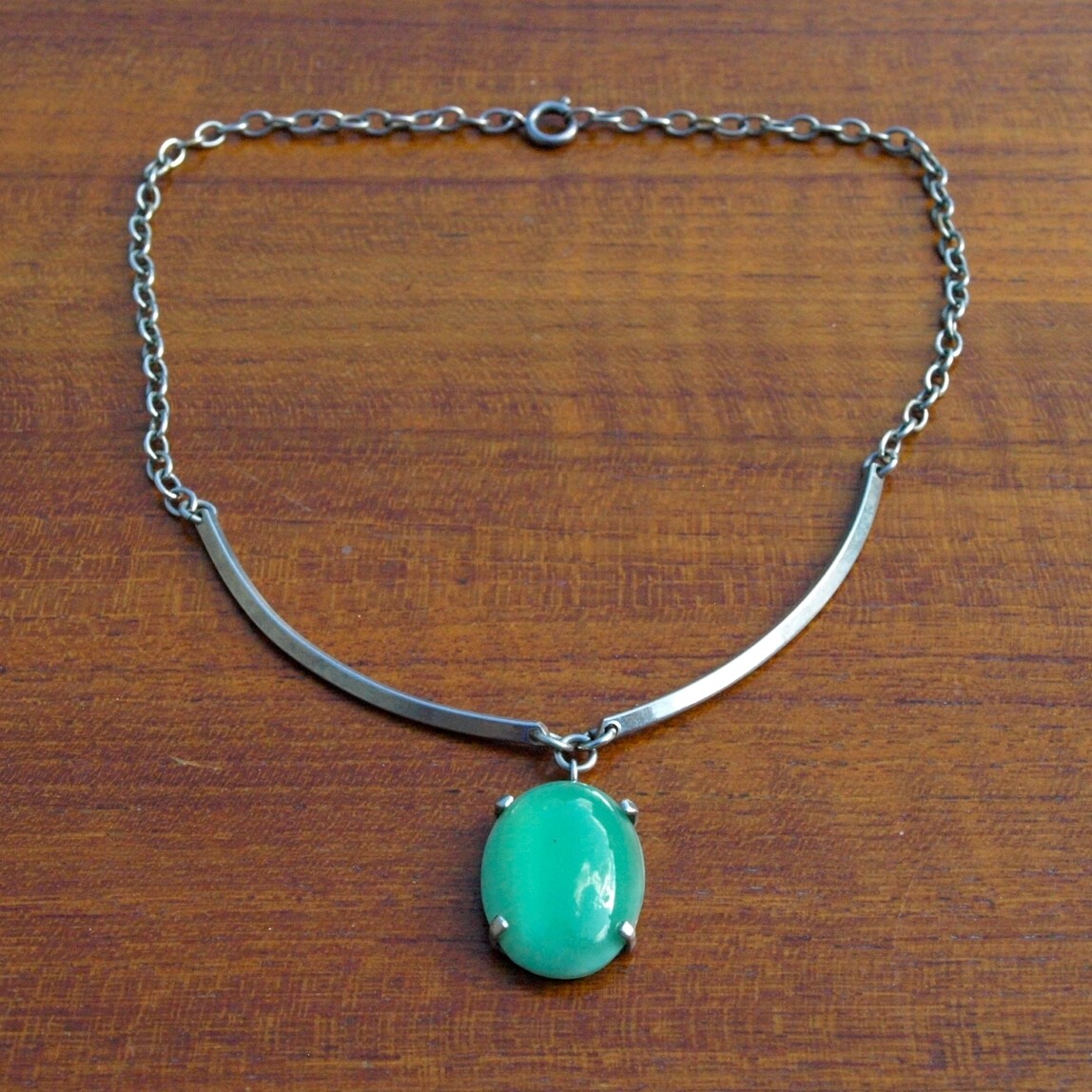 Ladies Vintage Short Silvertone & Green Glass Necklace