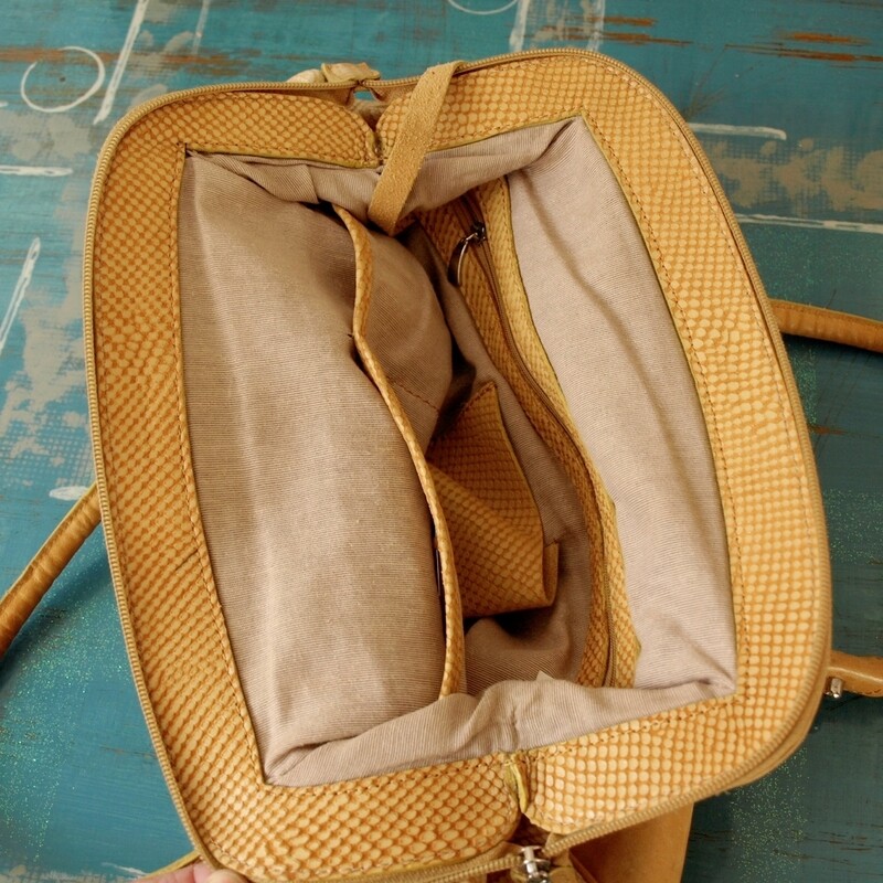Cuero Vaca Argentina Yellow Leather Shoulder Bag