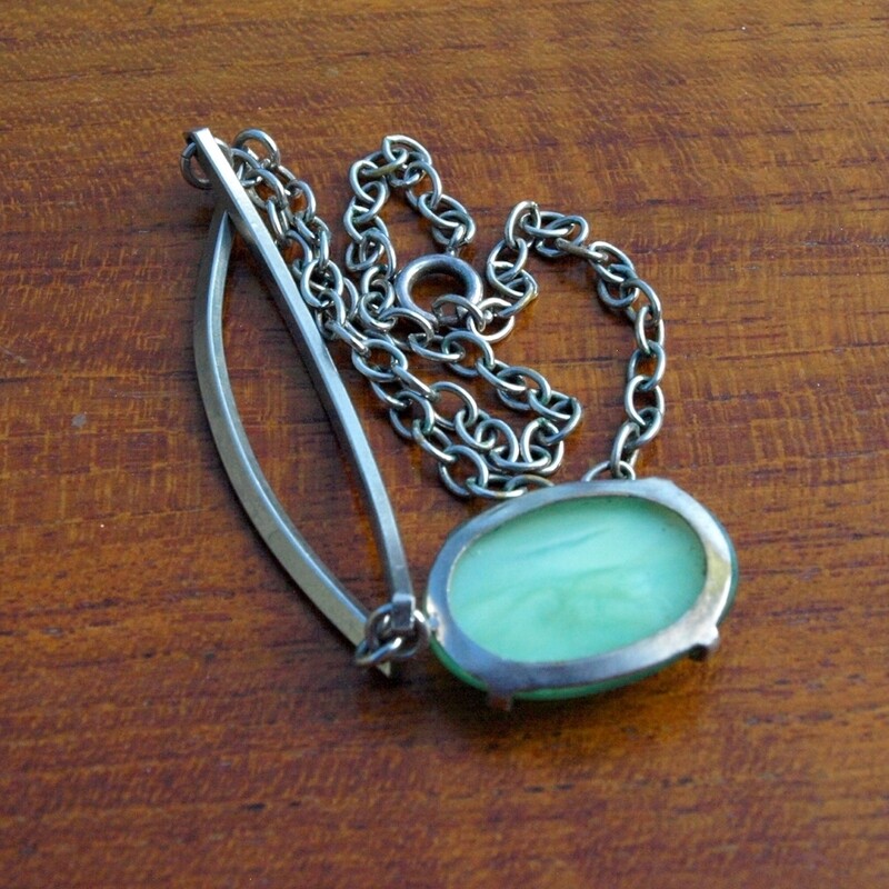 Vintage Short Silvertone &amp; Green Glass Necklace