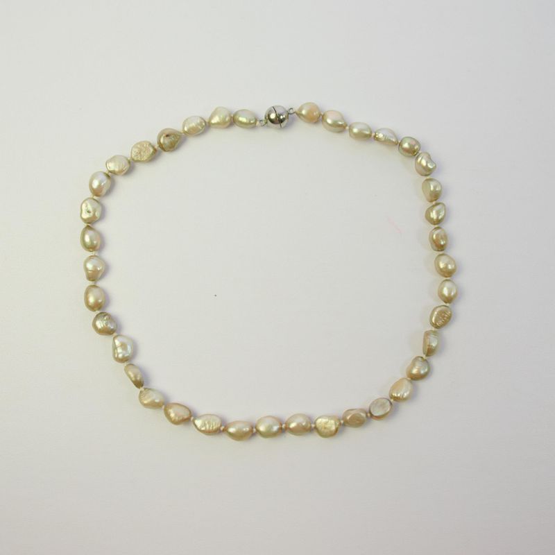 Short Pale Green Pearl Hand Knotted Magnetic Necklace