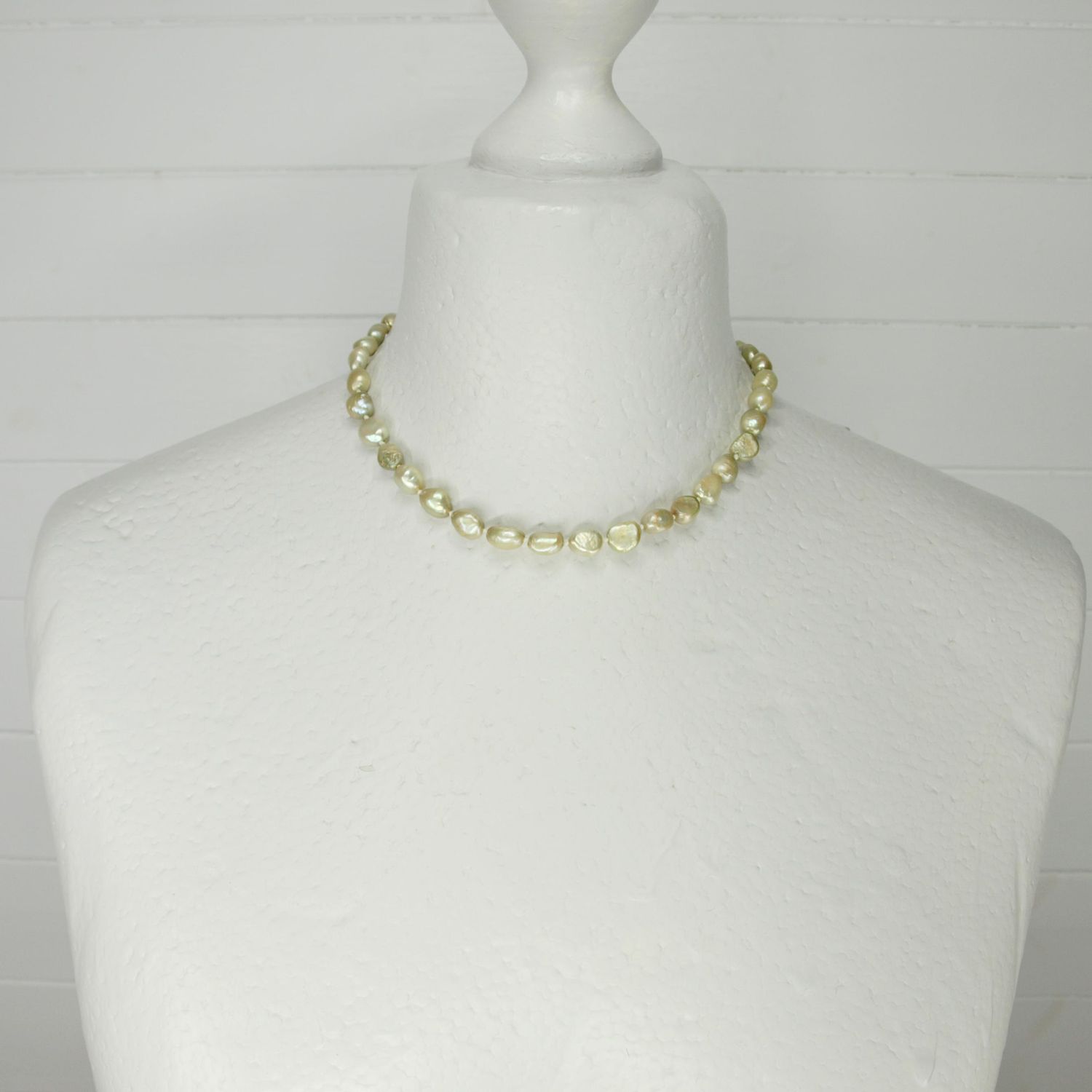 Short Pale Green Pearl Hand Knotted Magnetic Necklace