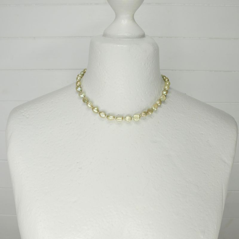 Short Pale Green Pearl Hand Knotted Magnetic Necklace