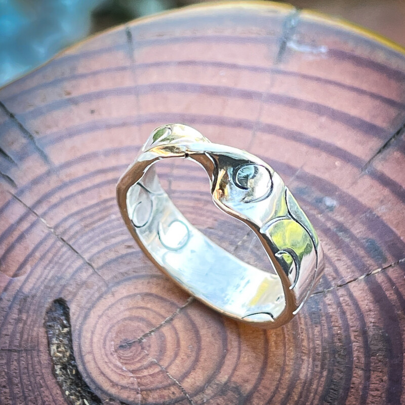 Möbius Ring Size 8