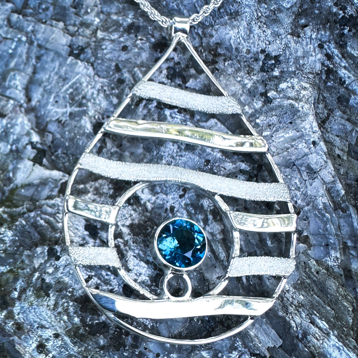 2.2 carats London Blue Topaz Pendant