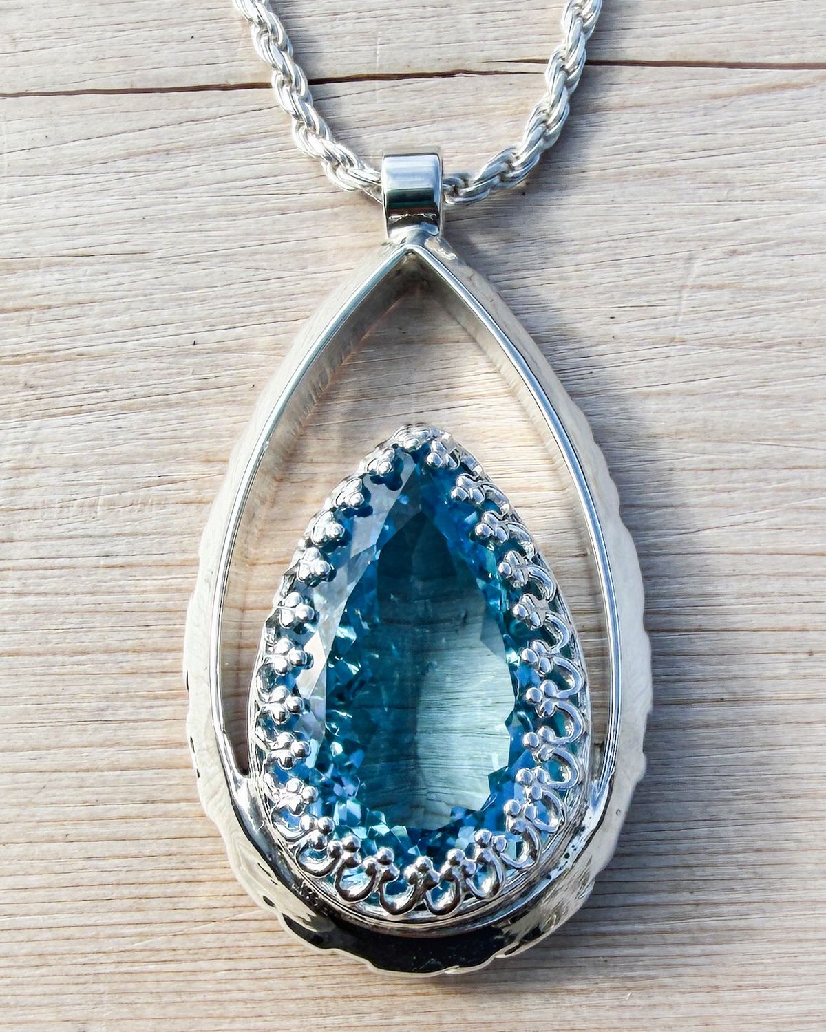 17.6 carats Swiss Blue topaz 17.6 carats Swiss Blue topaz