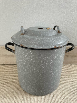 Emaille pan met deksel