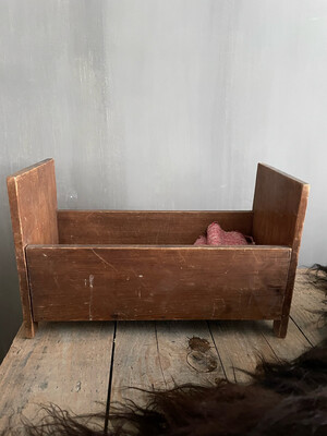 Oud houten poppenledikant