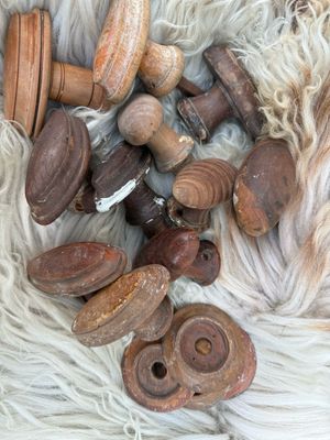 Oude houten deurknoppen