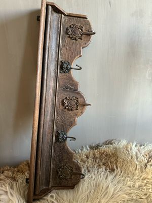 Oude houten kapstok