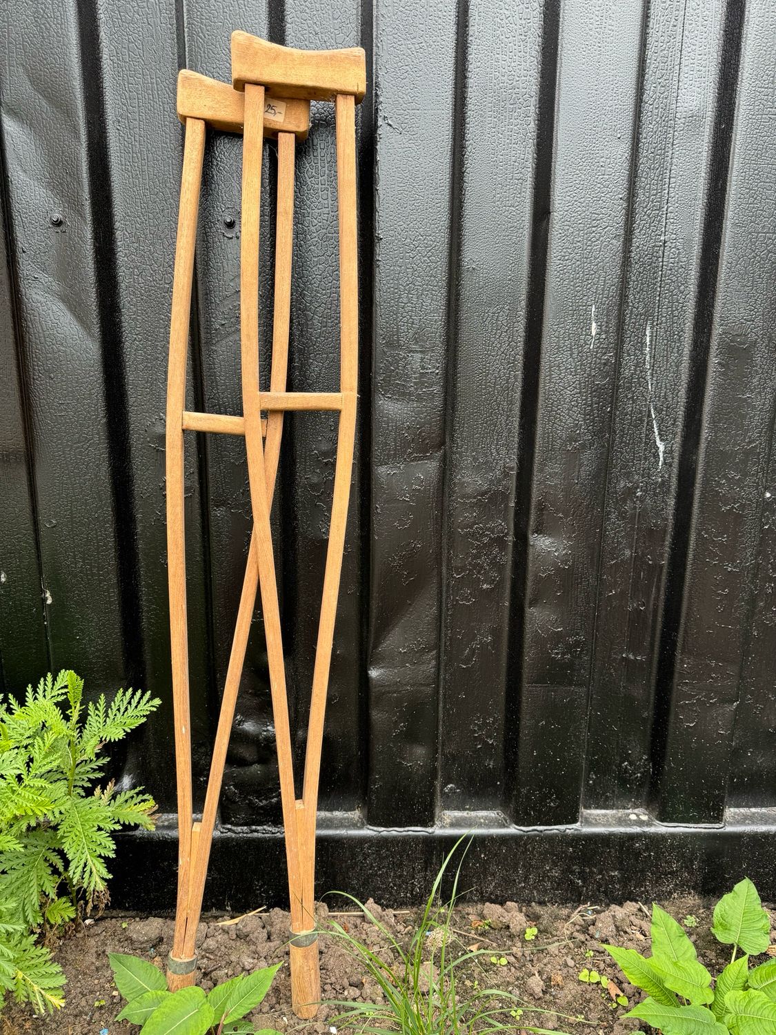 Houten ziekenhuis krukken