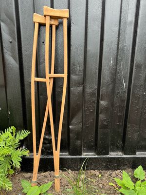 Houten ziekenhuis krukken