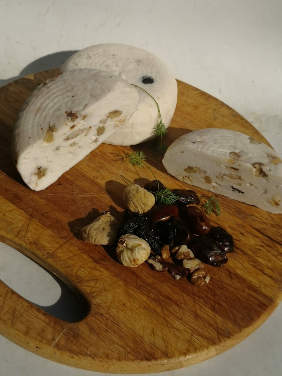 Домашний козий сыр Качотта с сухофруктами и орехами