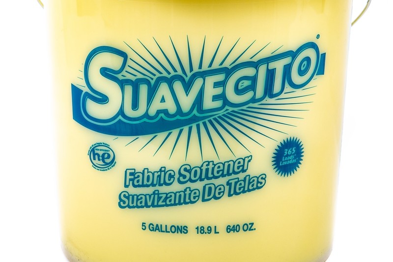 Suavecito Fabric Softner "Snuggle with Vanilla Scent" / Suavizante de Telas "Fragancia Snuggle con vainilla" 5 Gal (Zacagrasa)