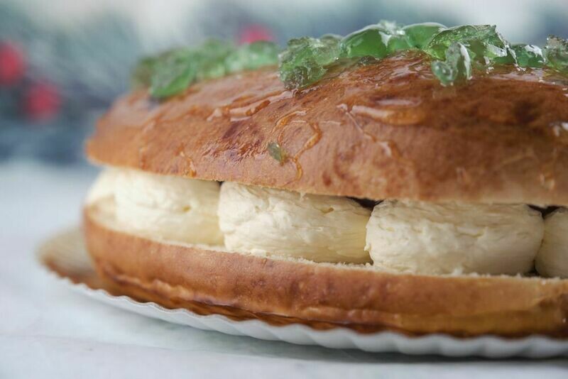 Roscón de mango y confitura de cerezas