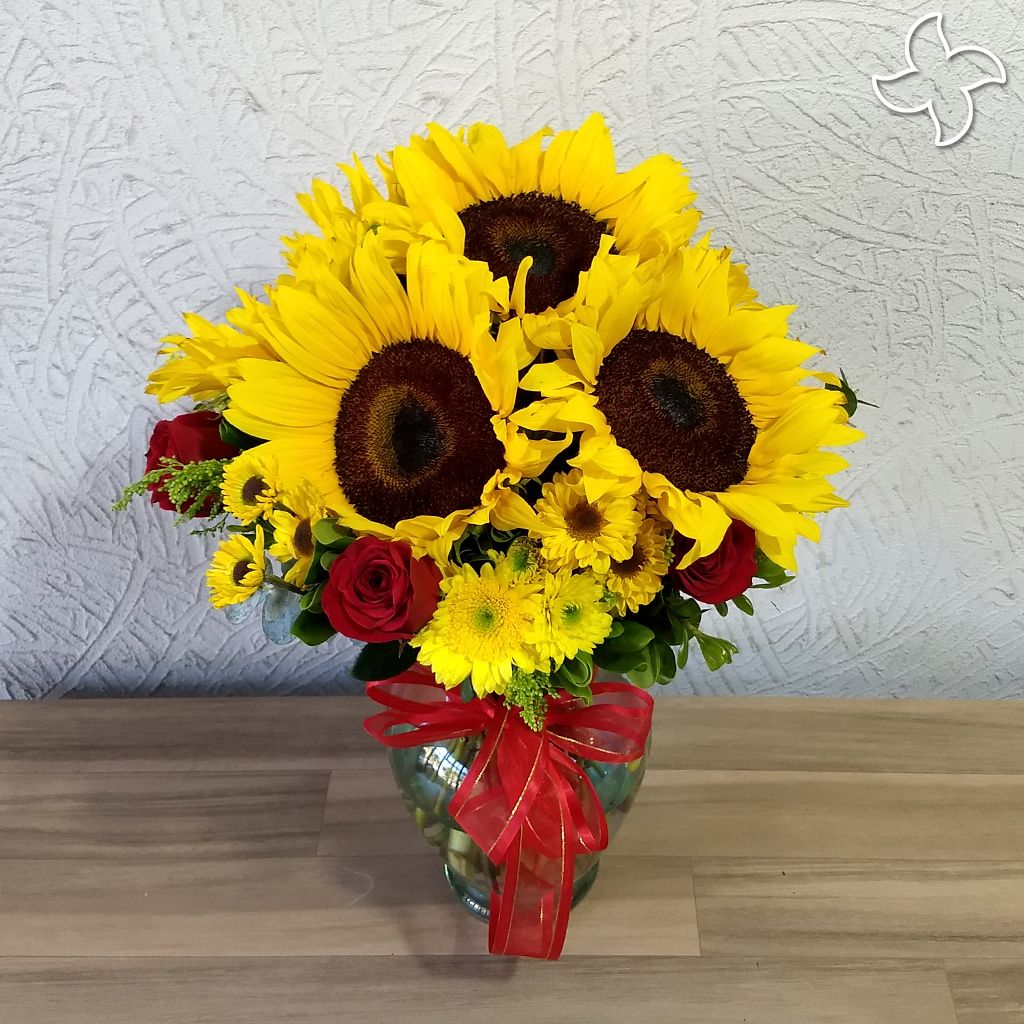 Florero mediano, 4 girasoles y 5 rosas