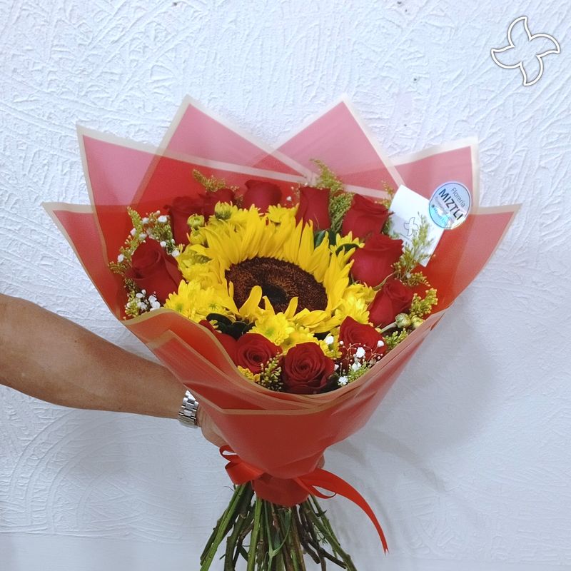 Ramo 1 girasol y 12 rosas