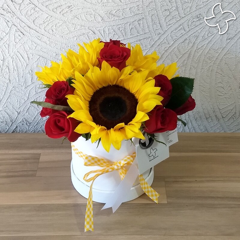 Caja 3 girasoles y 12 rosas