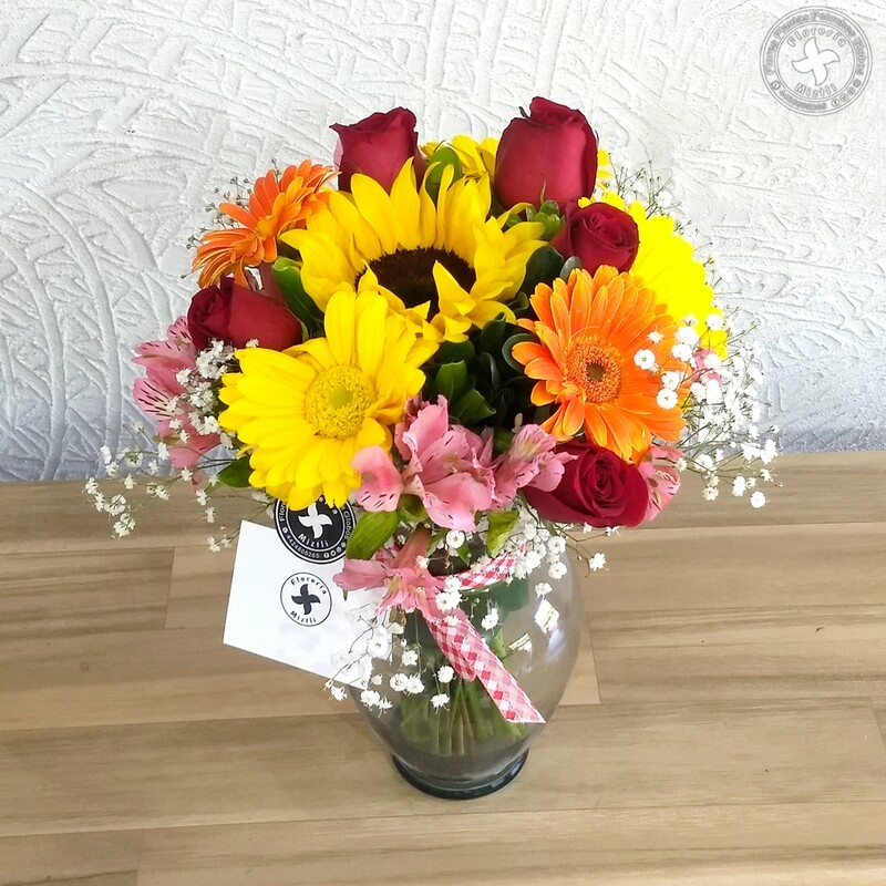 Florero chico rosas, gerberas y girasol.