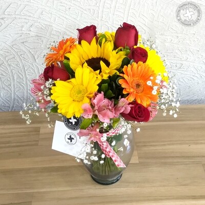 Florero chico rosas, gerberas y girasol.