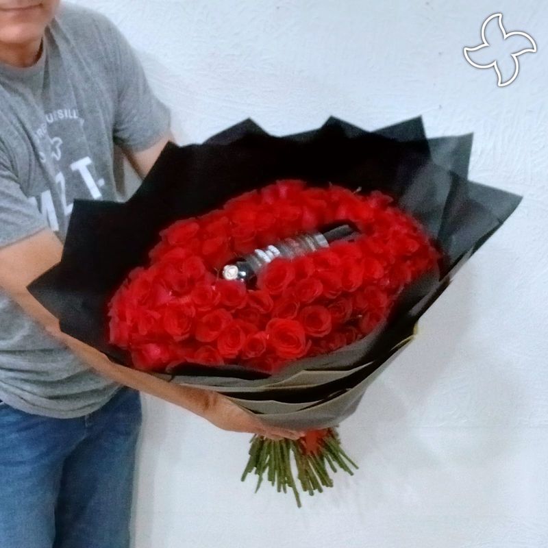 Ramo 100 rosas con detalle extra