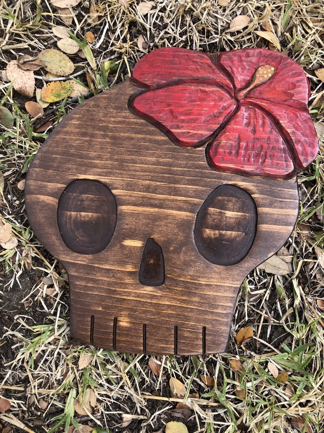 Wood carving: Skull with Hibiscus (1) Wood carving: Skull with Hibiscus (1)