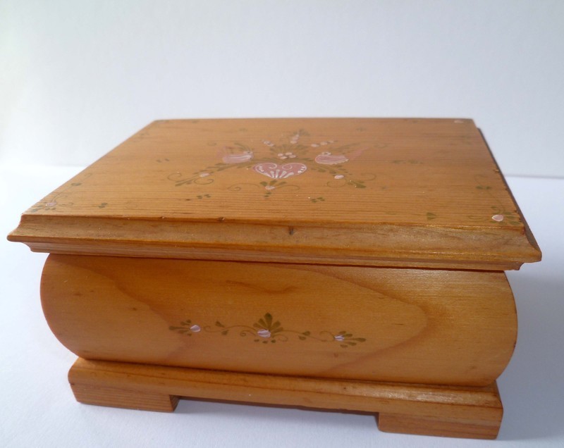 Handmade vintage musical box with swiss &#39;Reuge&#39; movement