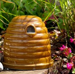 Wildlife World - Ceramic Bumblebee Skep Nester