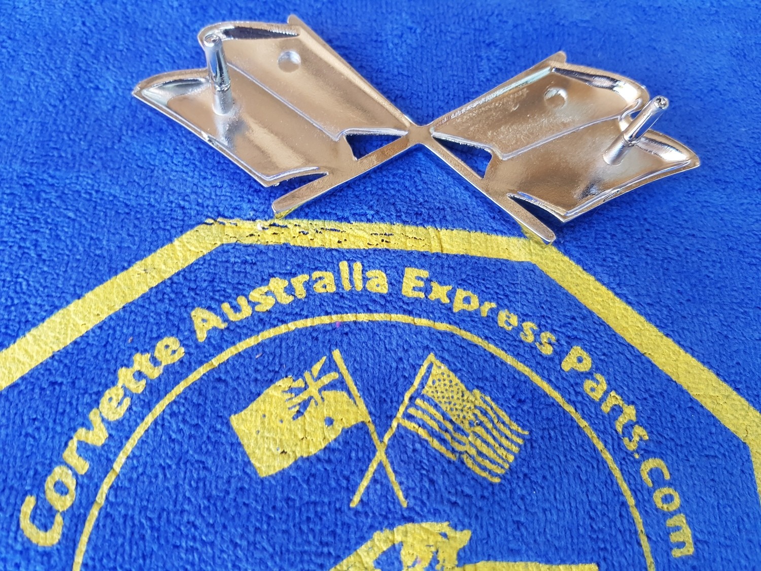 EMBLEM-FRONT-REAR-CROSS FLAG-USA-68-72 (#E3536) 5C3