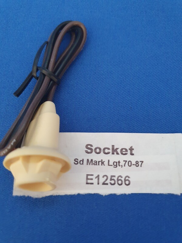 SOCKET-SIDE MARKER LAMP-STRAIGHT SOCKET-70-87 (#E12566) 1F2