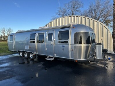 2011 Airstream Classic 34 foot triple axle #18 of only 25 built!! Beautiful condition in/out.