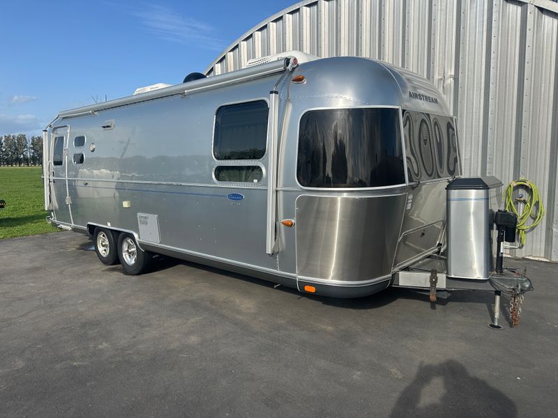 2014 Airstream Classic Limited 27FB Queen