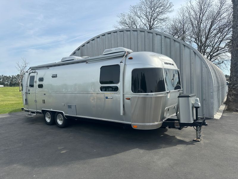 2017 Tommy Bahama 27FBQ with rear hatch Just Arrived!!
