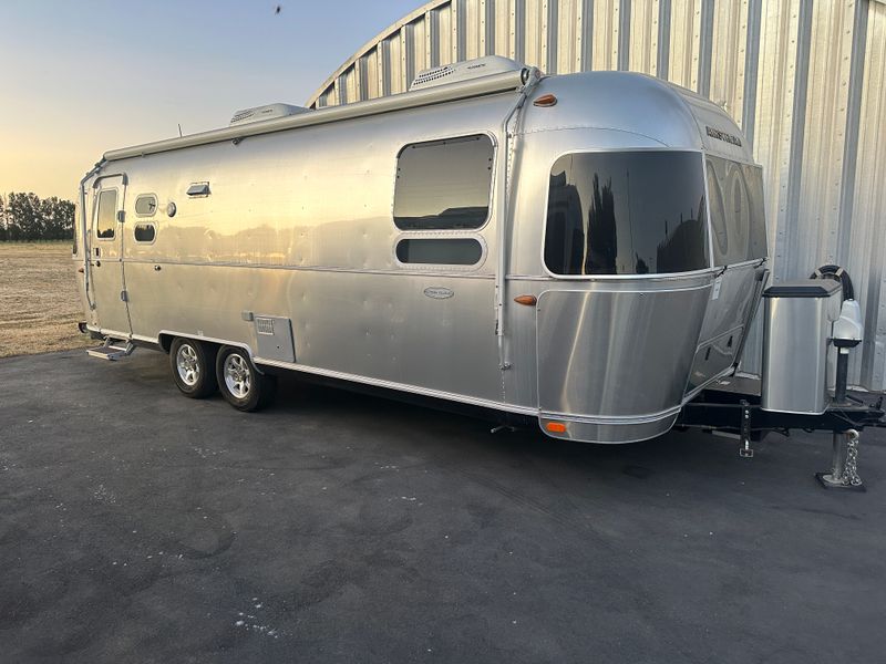 2017 Airstream Flying Cloud 27FBQ with upgrades