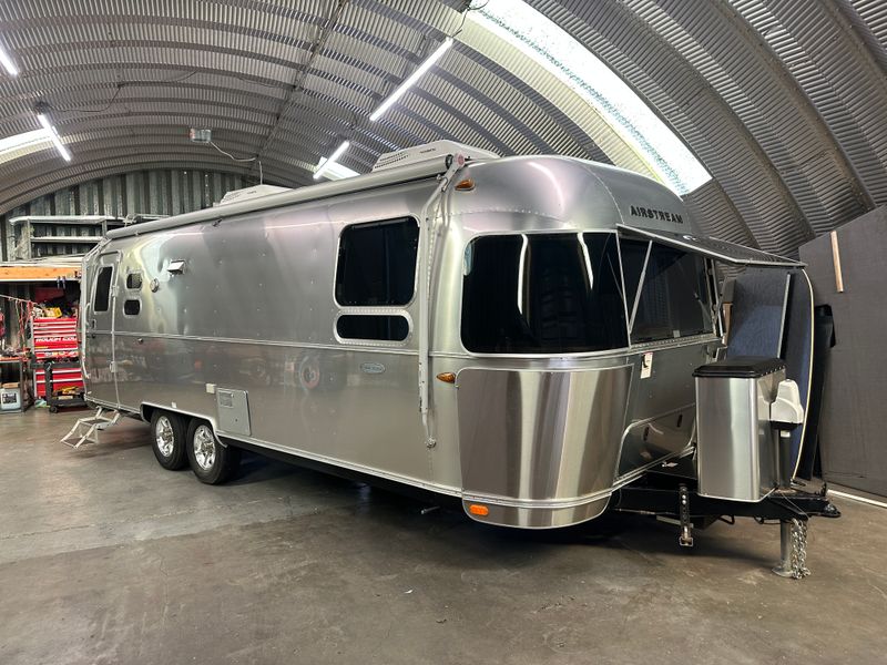 2017 Airstream Flying Cloud 27FBQ with upgrades