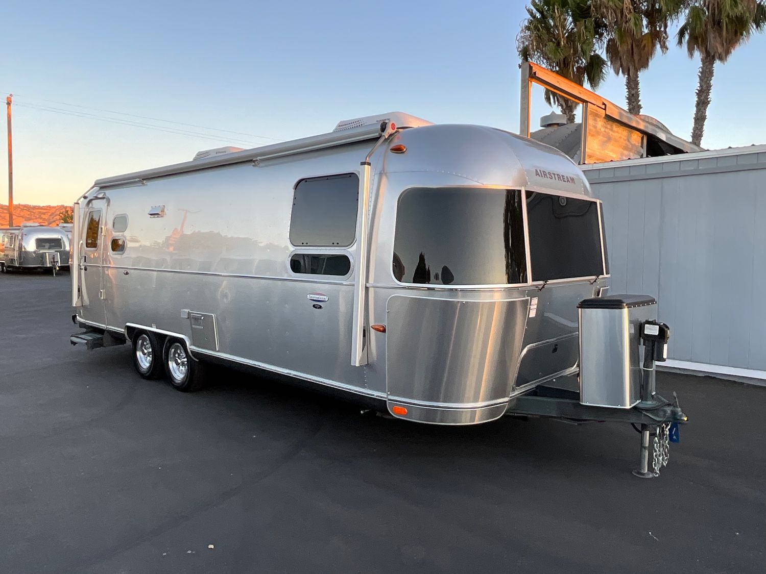 2014 International Signature Onyx Edition 27FB Super clean in/out with Lithium Solar and more