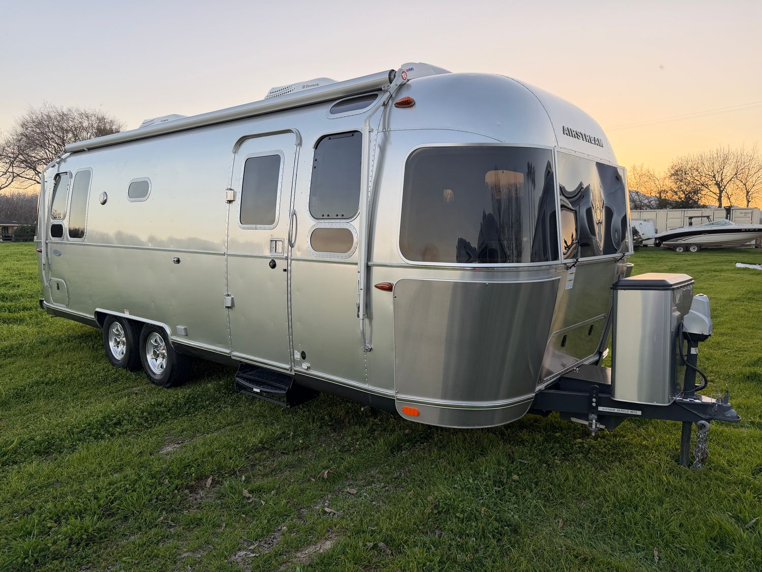 2016 Airstream Flying Cloud 26U with rear twin beds