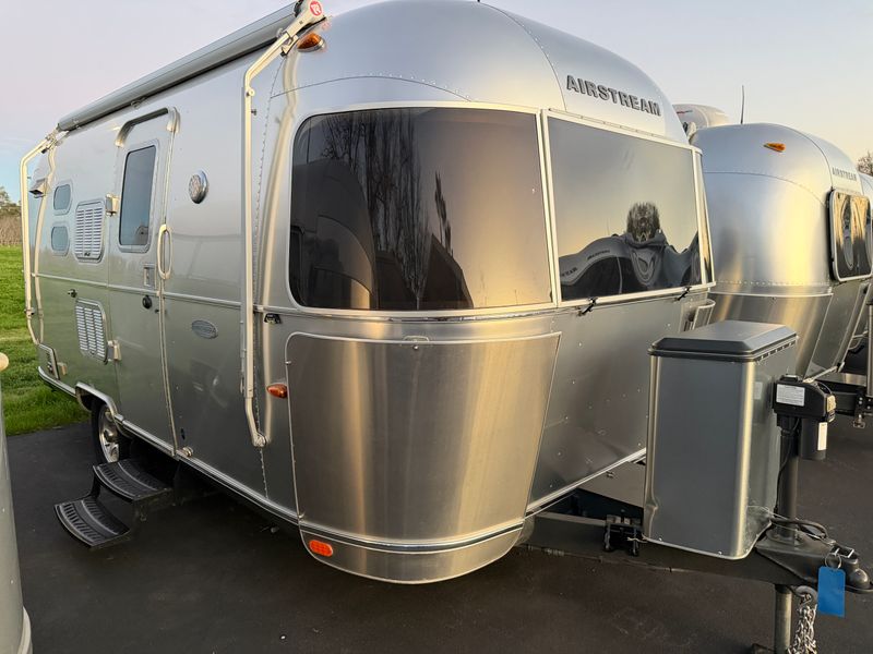 2015 Airstream Flying Cloud 20FB with Solar