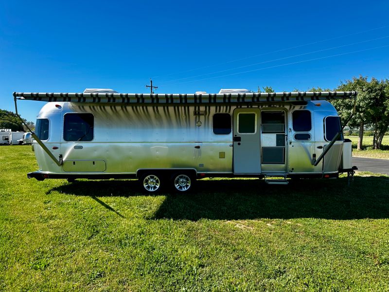 2021 Airstream Classic 30RB Twin