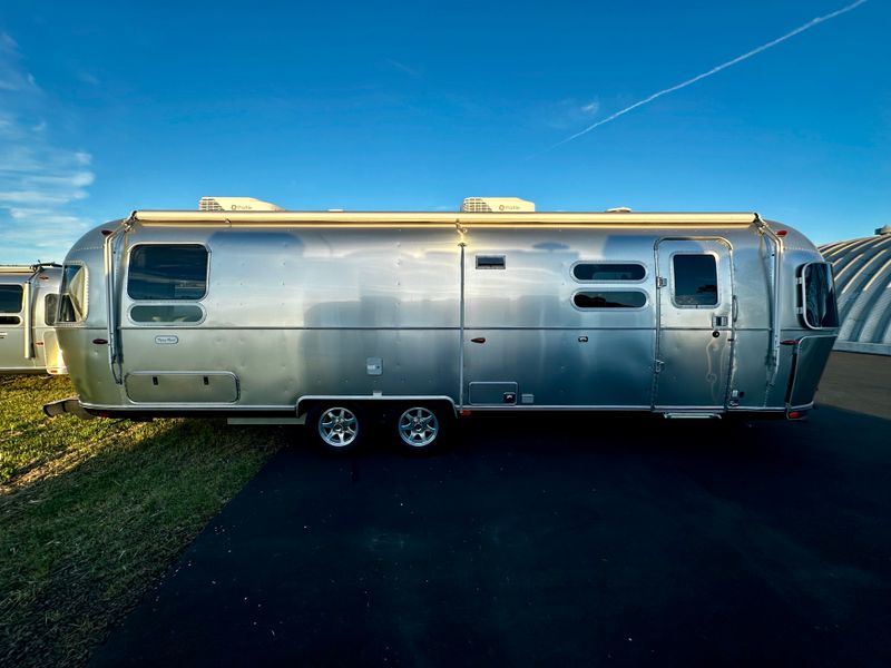2024 Airstream Flying Cloud 30RB Twin