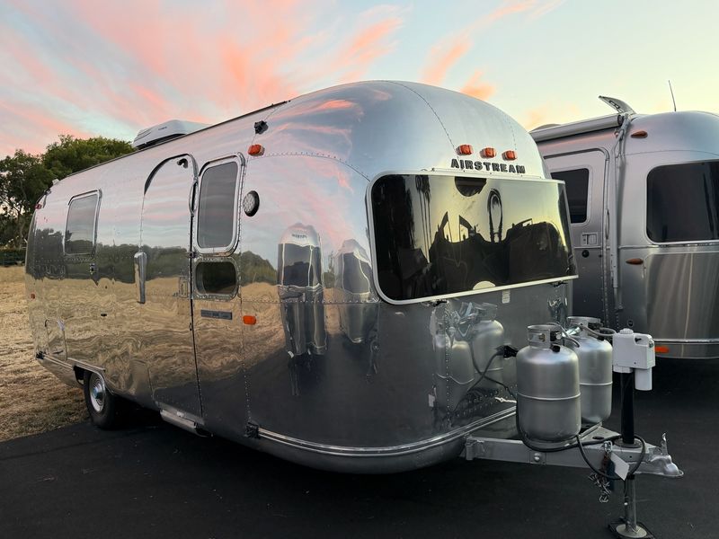 1969 Airstream Land Yacht Safari 23