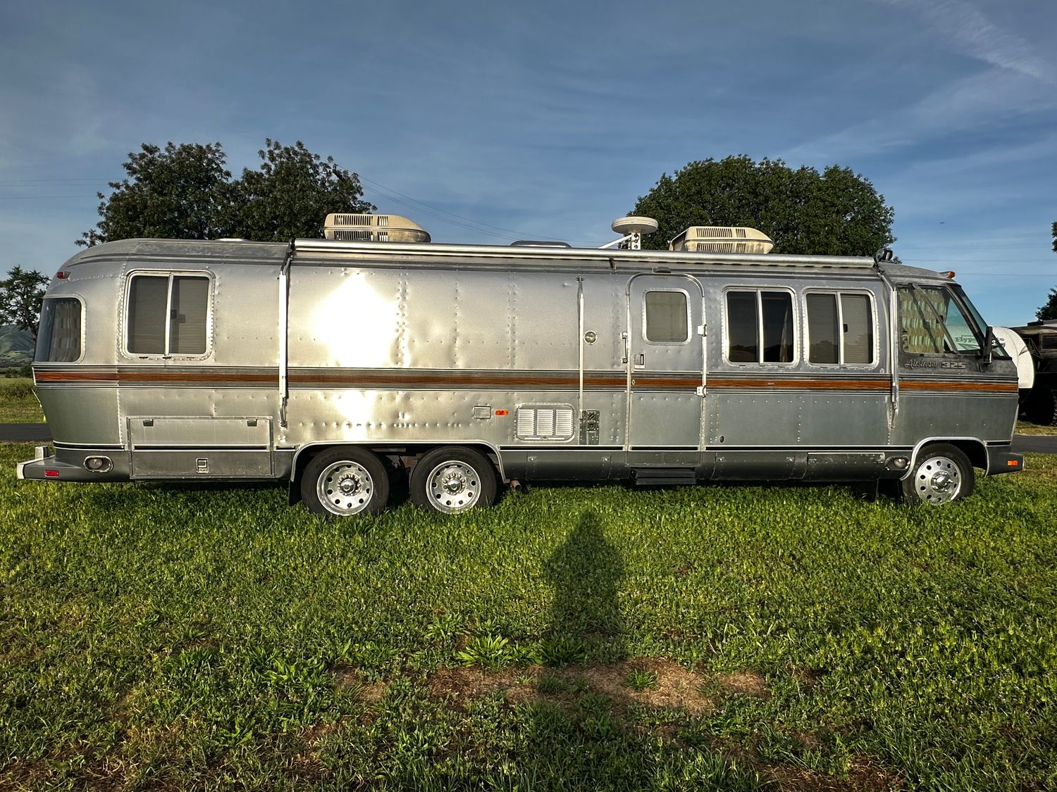 1985 Airstream 325 Twin “Wally”