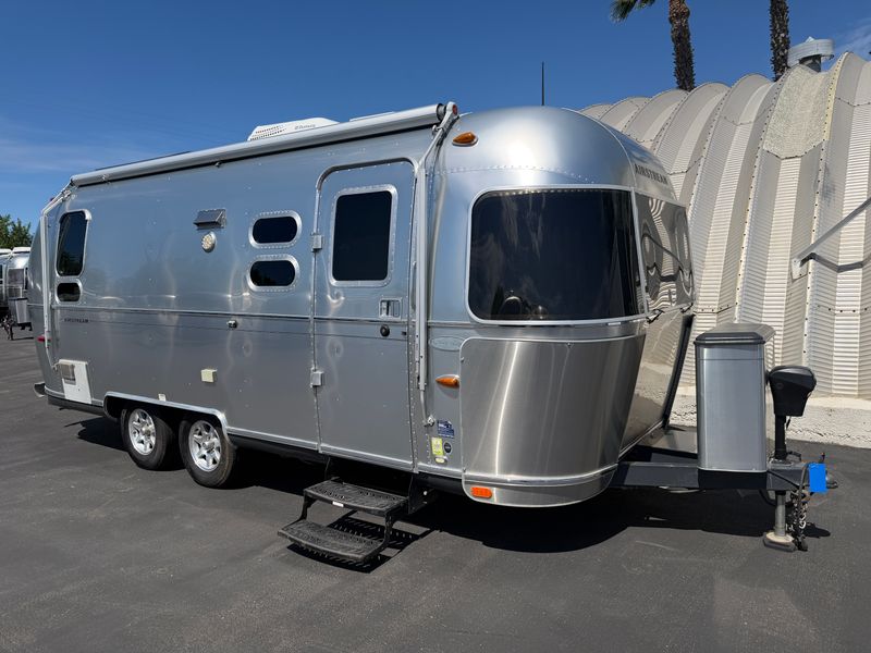 2014 Airstream Flying Cloud 23CB with Solar & Inverter