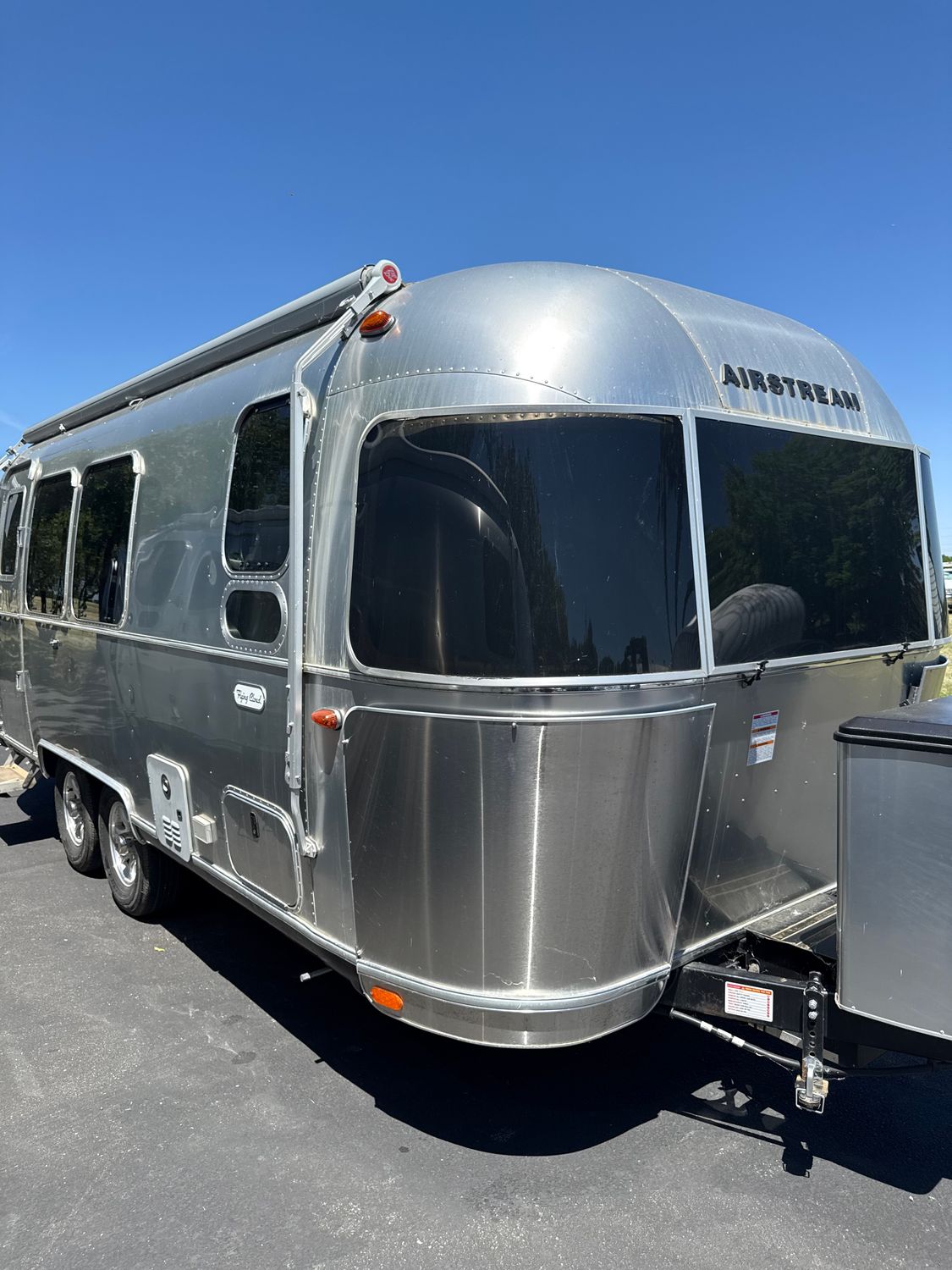 2022 Airstream Flying Cloud 23FBQ.. Like New!!