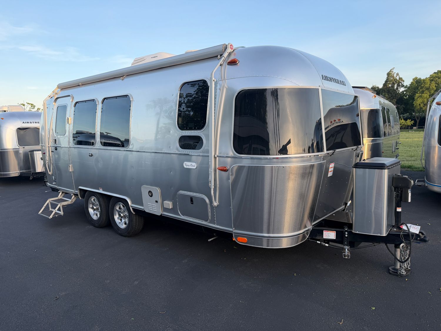 2022 Airstream Flying Cloud 23FBQ.. Like New!!