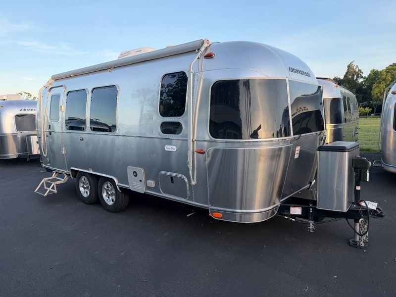 2022 Airstream Flying Cloud 23FBQ.. Like New!!