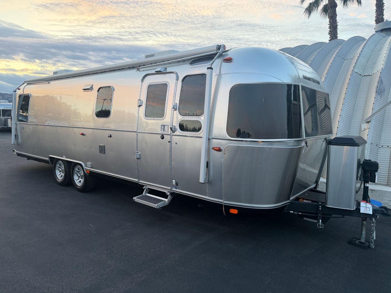 2022 Airstream Classic 30RBQ with 4 Lithium Battleborns and 6 solar panels & 540 watts.