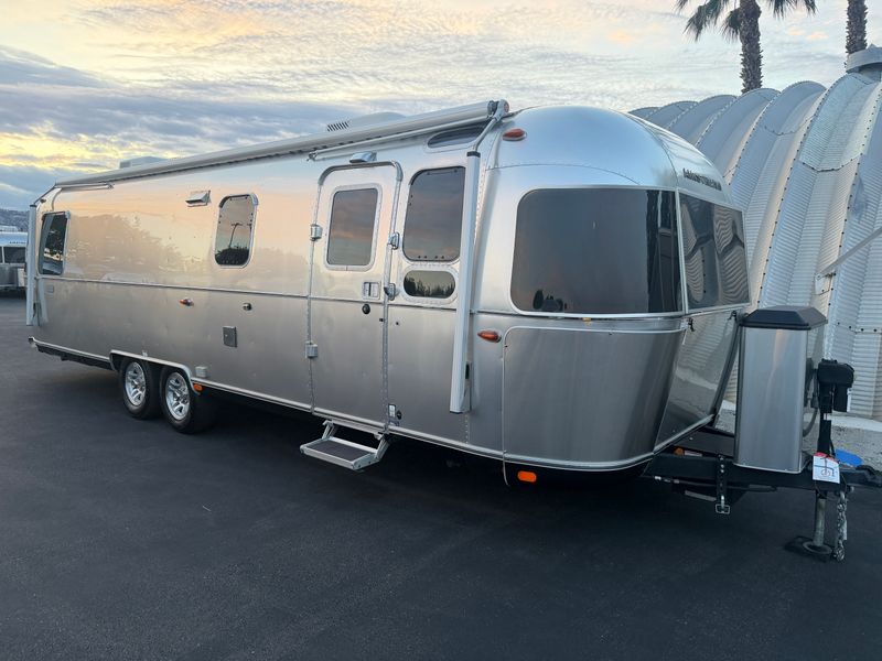2022 Airstream Classic 30RBQ with 4 Lithium Battleborns and 6 solar panels & 540 watts.