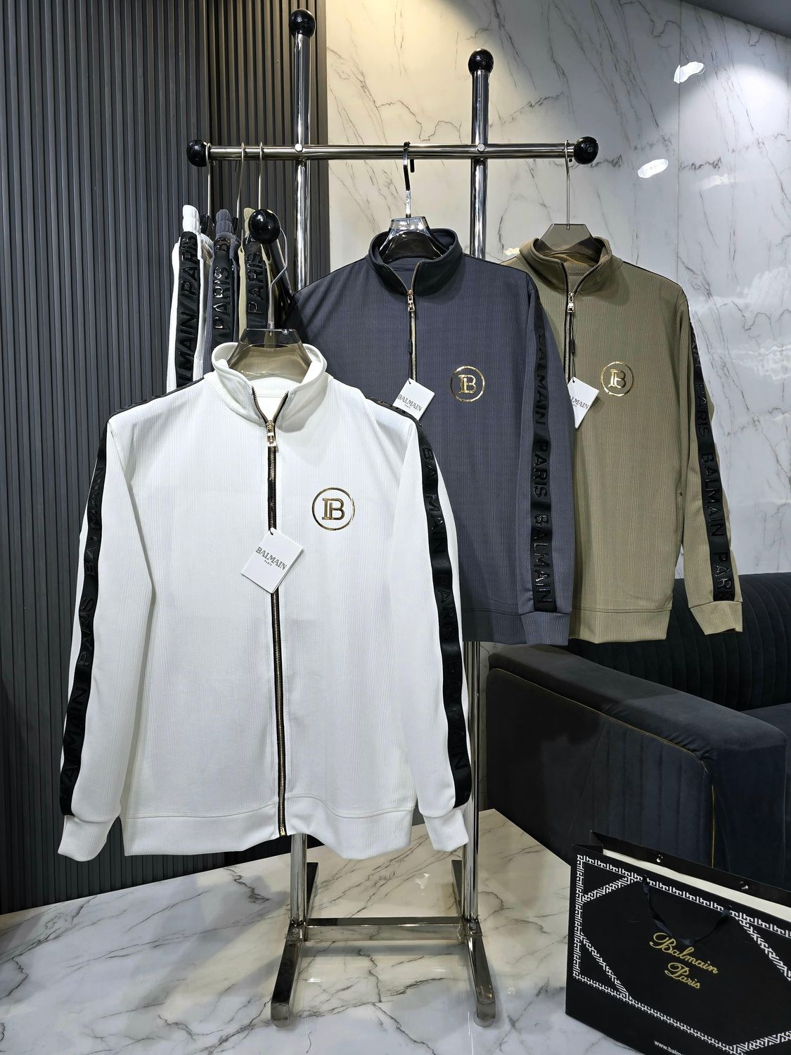 Balmain Very Premium Quality Men&#39;s Tracksuit - 20 Set